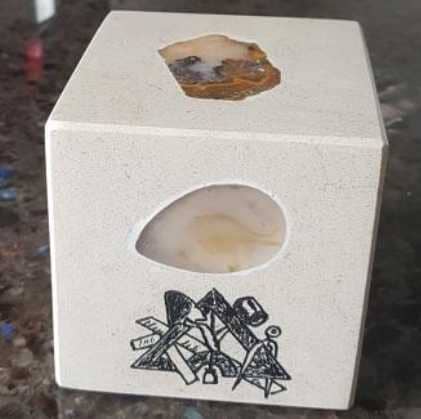 Cube avec pierre d'agathe et gravure sculpture Nos Colonnes - Boutique Maçonnique 
