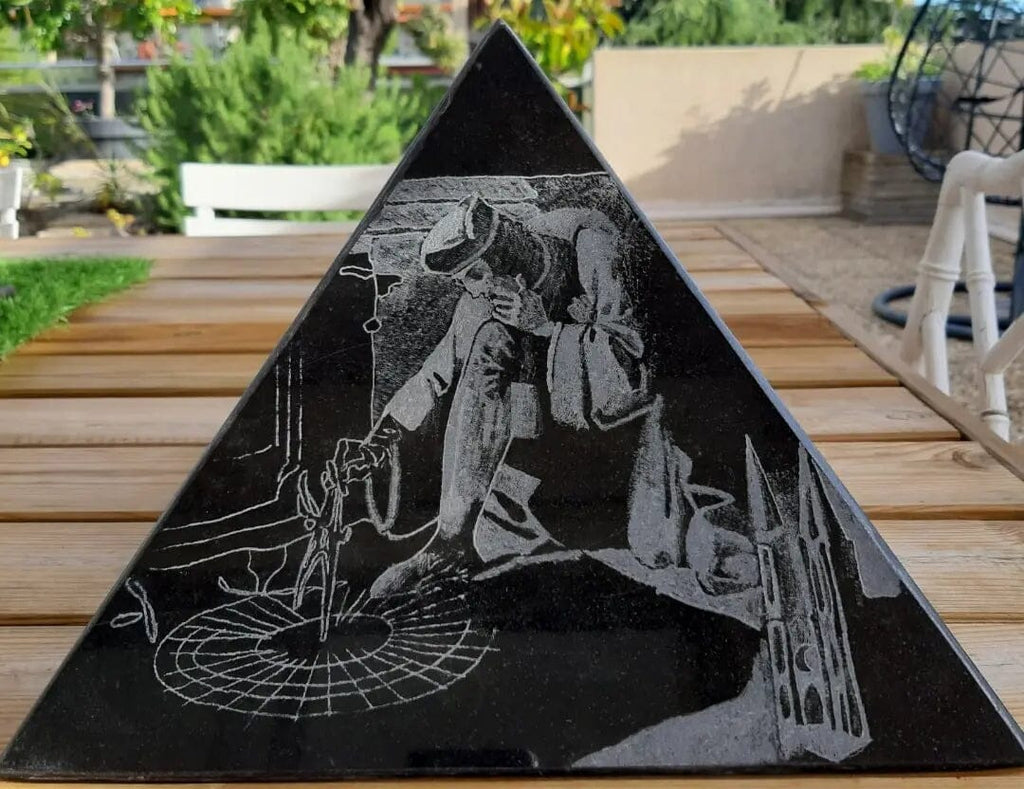 Sculpture Pyramide 4 faces avec gravures « La Taille de la pierre à différentes époques » sculpture Nos Colonnes - Boutique Maçonnique 