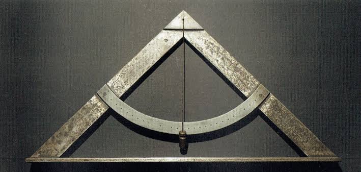 Old Masonic level, symbol of equality and balance — Nos Colonnes