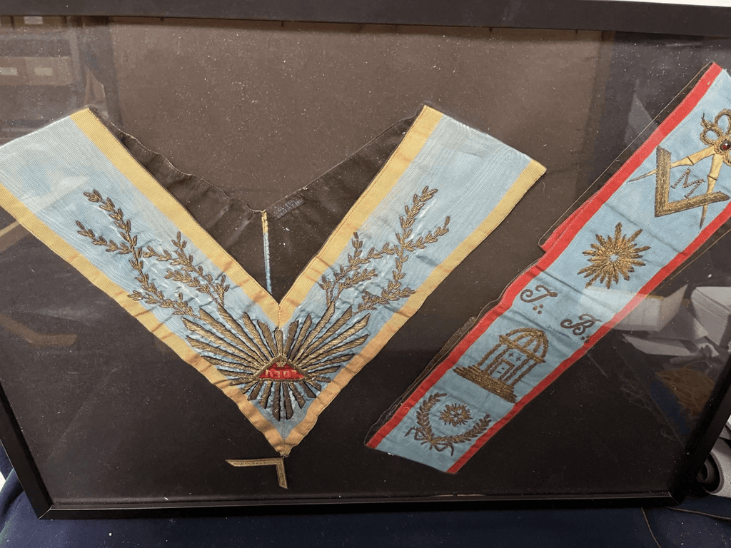 Ancien sautoir de Vénérable Maître et cordon de Maître – Rite Écossais Ancien Accepté – insignes maçonniques historiques – Nos Colonnes