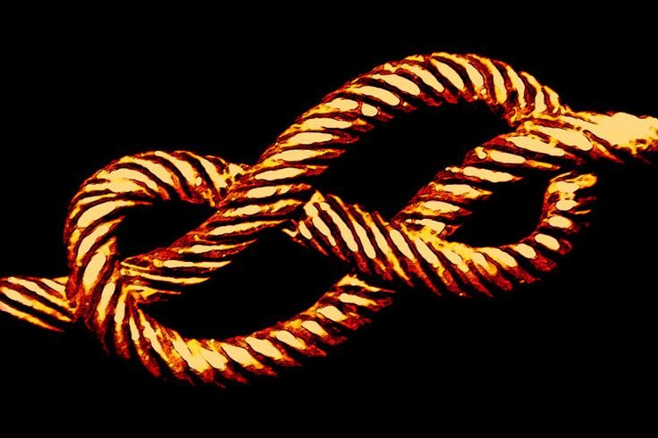 Lacs d’Amour en métal doré, bijou maçonnique sur fond noir, symbole de fraternité – Nos Colonnes