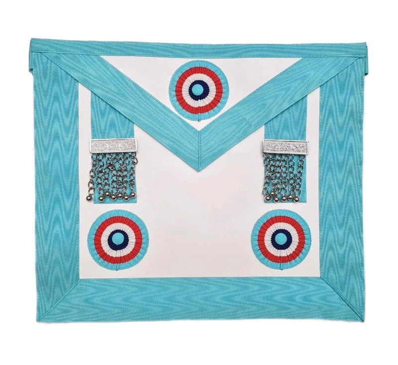 Tablier Maître Émulation rosettes tricolores et pendeloques – vue face broderies soie naturelle
