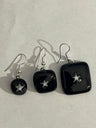 Boucles d'oreilles noires en verre fusionné avec étoile blanche N°15