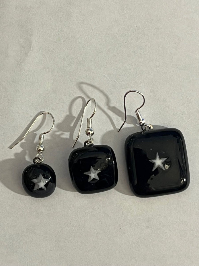 Boucles d'oreilles noires en verre fusionné avec étoile blanche N°15 - Nos Colonnes