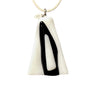 Pendentif blanc et noir en verre fusionné N°1