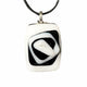 Pendentif blanc et noir en verre fusionné N°14