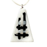 Pendentif blanc et noir en verre fusionné N°2