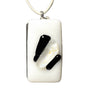 Pendentif blanc et noir en verre fusionné N°3