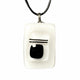 Pendentif blanc et noir en verre fusionné N°8