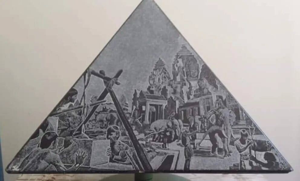 Sculpture Pyramide 4 faces avec gravures « La Taille de la pierre à différentes époques » Nos Colonnes - Boutique Maçonnique