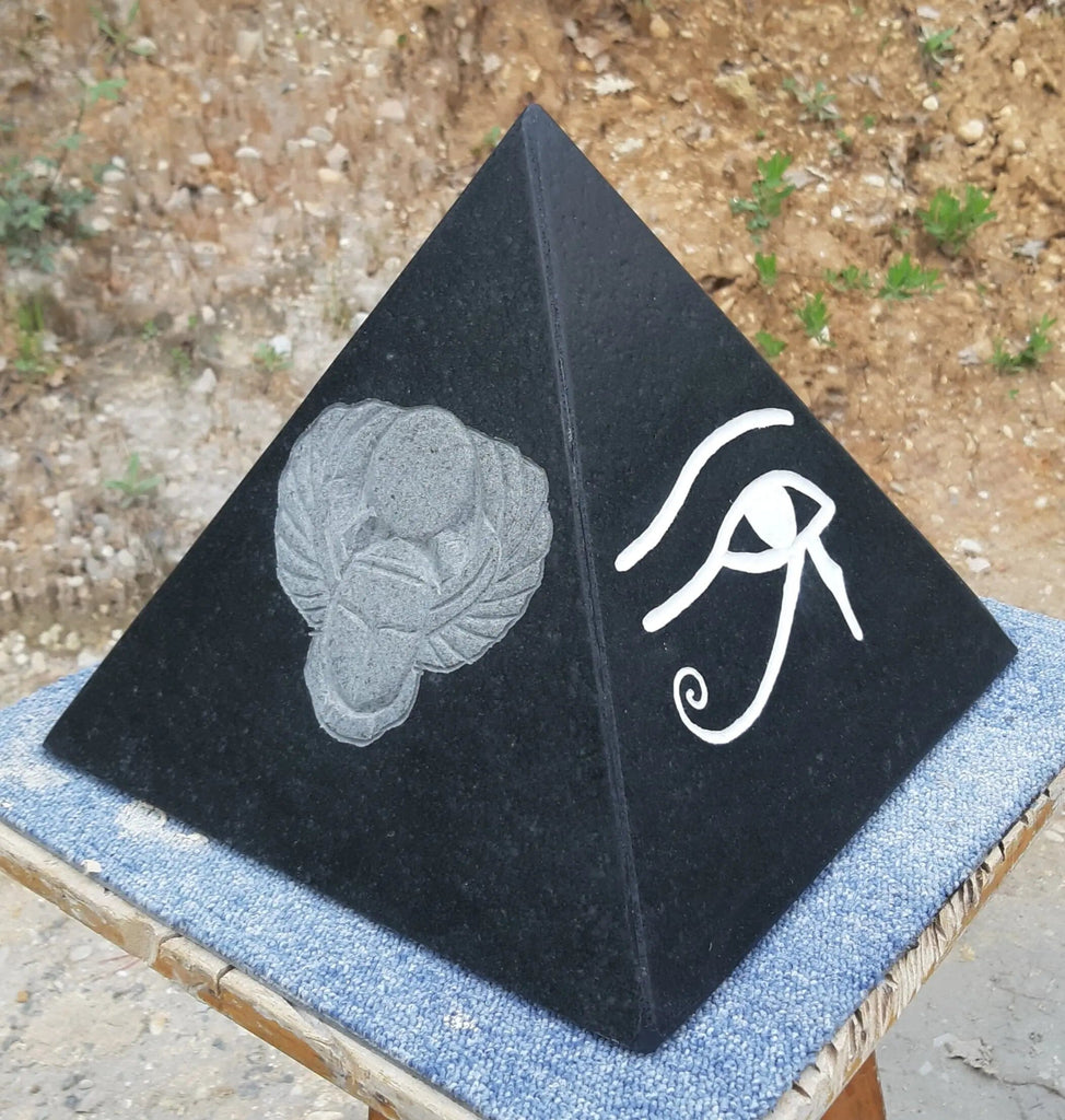 Sculpture « Pyramide » en granit noir mat - gravure au choix sculpture Nos Colonnes - Boutique Maçonnique 