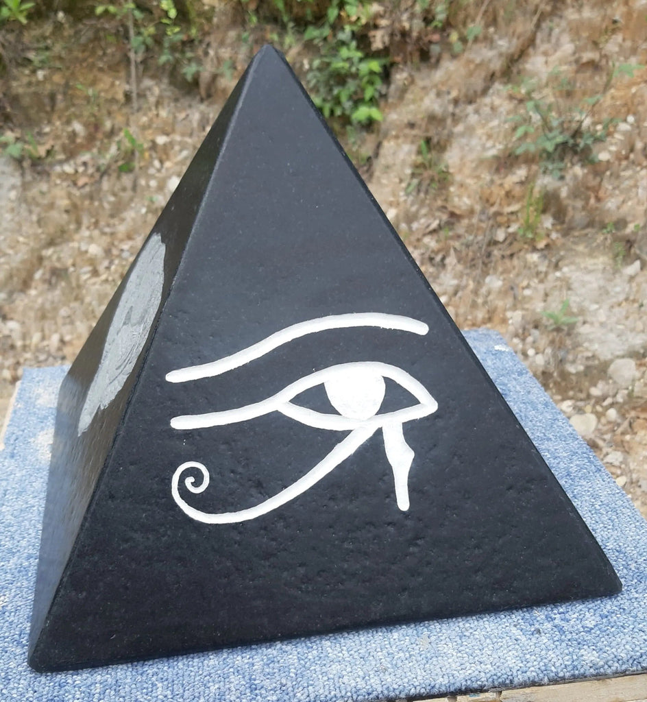 Sculpture « Pyramide » en granit noir mat - gravure au choix sculpture Nos Colonnes - Boutique Maçonnique 