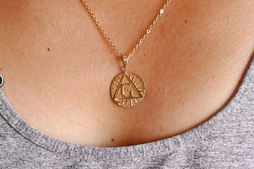 Pendentif triangle maçonnique lettre G en or - Nos Colonnes