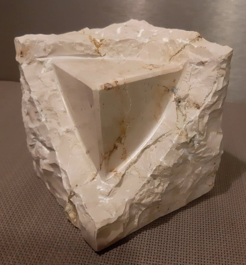 Sculpture maçonnique cube en marbre de Carrare blanc – pierre brute et polié