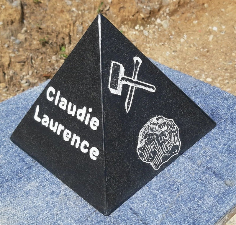 Sculpture « Pyramide » en granit noir mat - gravure au choix - Nos Colonnes